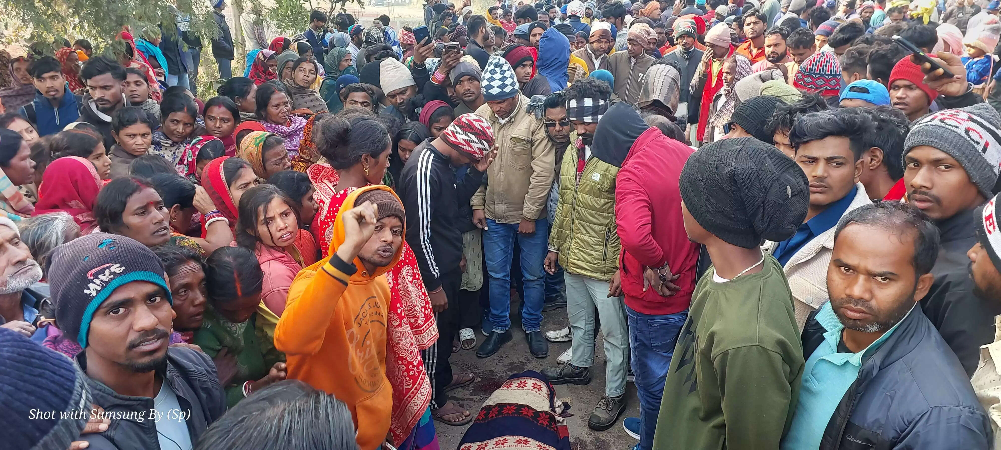 (अपडेट) परिजनों के चित्कार से गूंज उठा गोला, आक्रोशित ग्रामीणों ने ट्रक ड्राइवर को पीटा