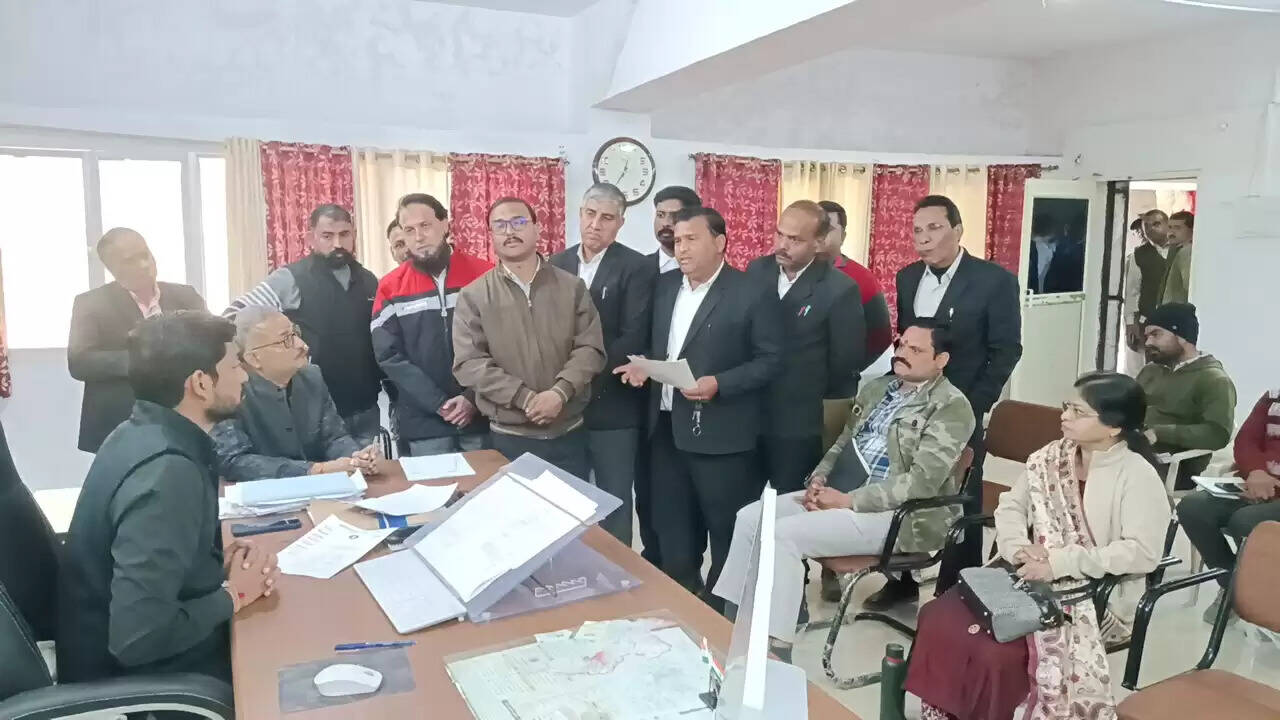 चंदेरी में उन्नयन होने वाले अस्पताल को वर्तमान परिसर में ही बनाए जाने की मांग, अभिभाषक संघ ने सौंपा ज्ञापन