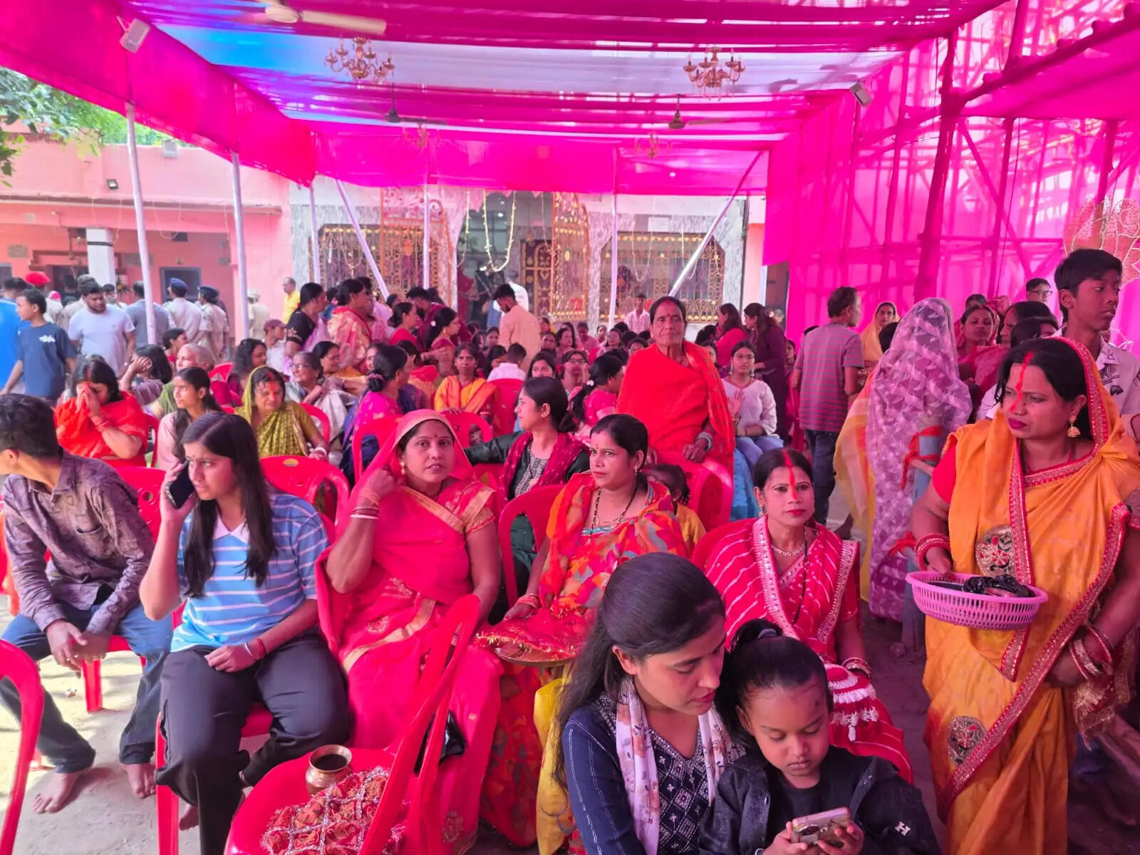 महाअष्टमी पर महागौरी की विशेष पूजा अर्चना के बाद सुहागिनों ने भरा खोईछा