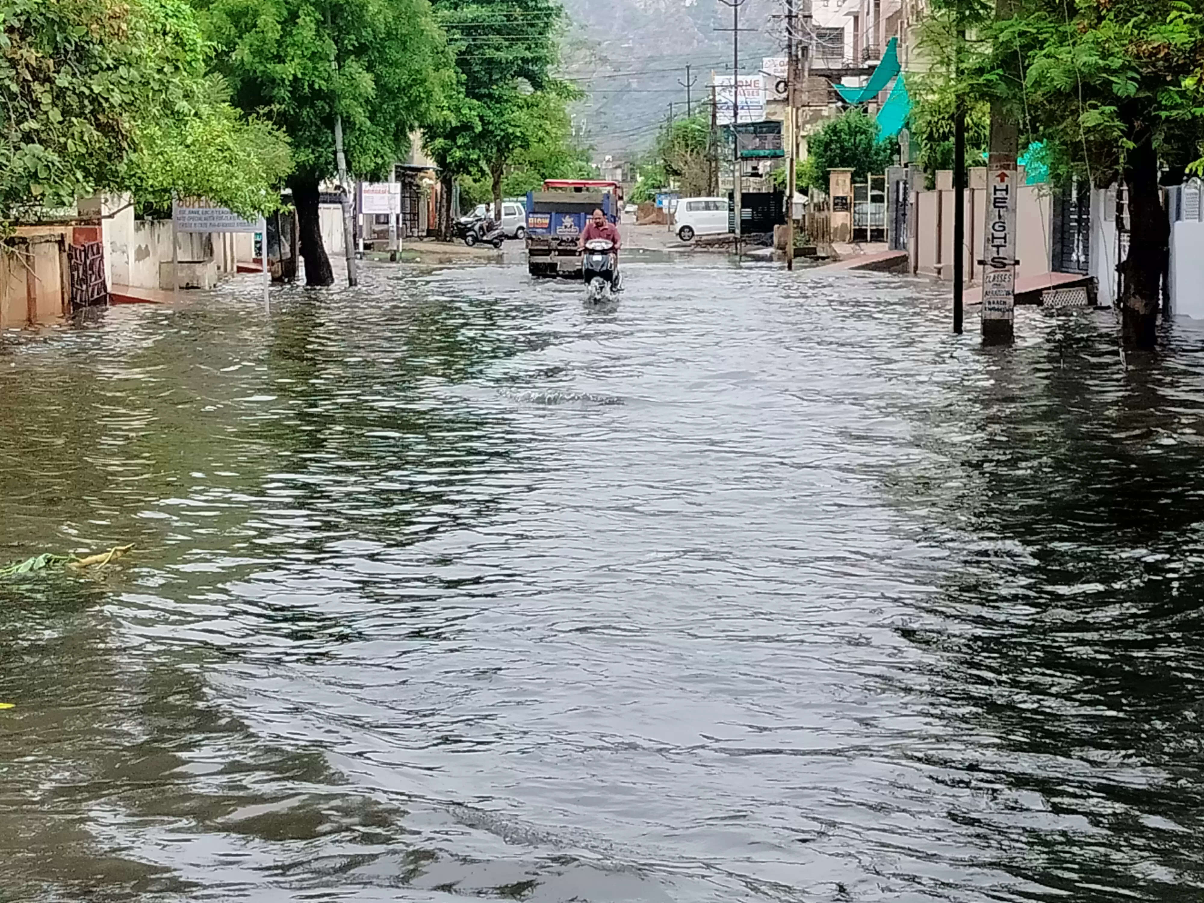 अलवर नगर निगम के दावों की खुली पोल, बारिश में जलमग्न हुई शहर की सड़कें