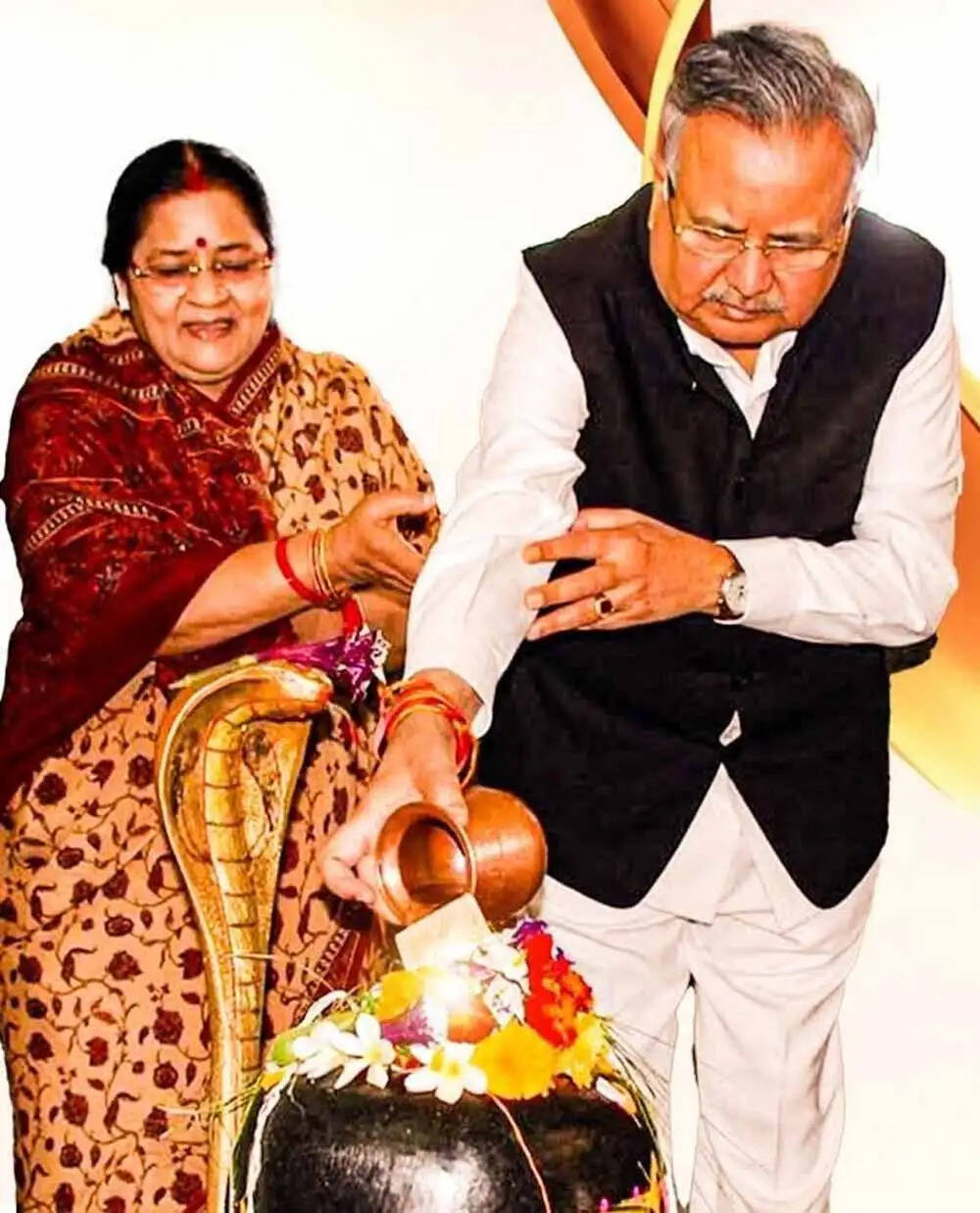 रायपुर : मुख्यमंत्री साय ने विधानसभा अध्यक्ष डॉ. रमन सिंह को वैवाहिक वर्षगांठ पर दी बधाई