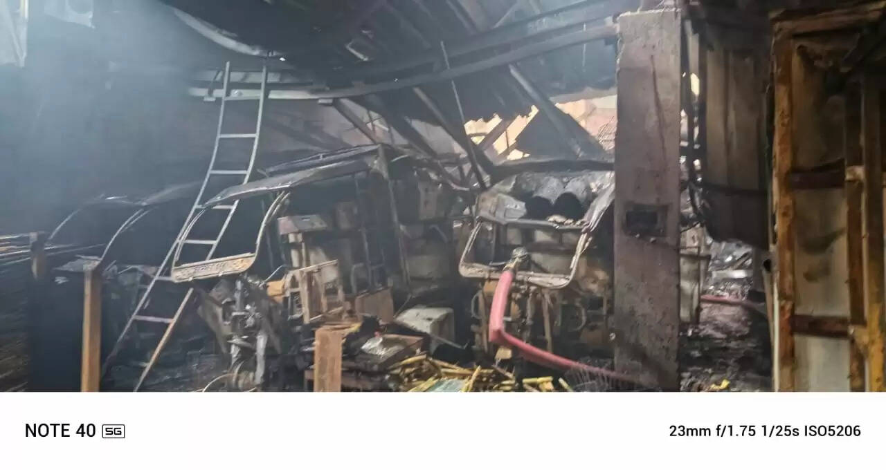 शाहदरा के राम नगर में गोदाम में आग, दो की मौत, चार झुलसे