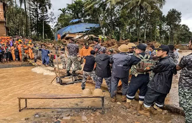 वायनाड के जमींदोज गांवों में तीनों सेनाओं ने पूरी तरह से मोर्चा संभा​ला