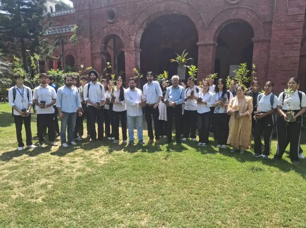 जीजीएम साइंस कॉलेज जम्मू में पौधारोपण अभियान, 150 पौधे लगाए गए