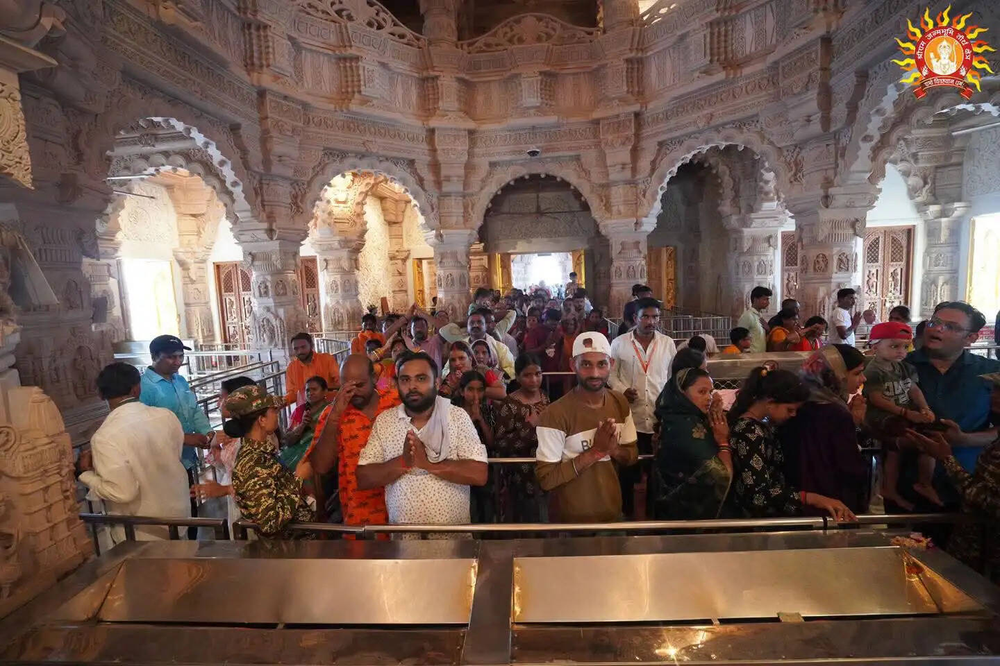 राम मंदिर के उत्तुंग शिखर पर लहरा रहा है अयोध्या का गौरवशाली राजध्वज सगर्व
