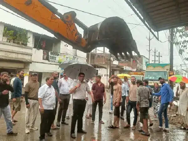 भोपाल के&nbsp;अब्बास नगर में चला अतिक्रमण हटाओ अभियान, बारिश के बीच मौके पर पहुंचे एसडीएम