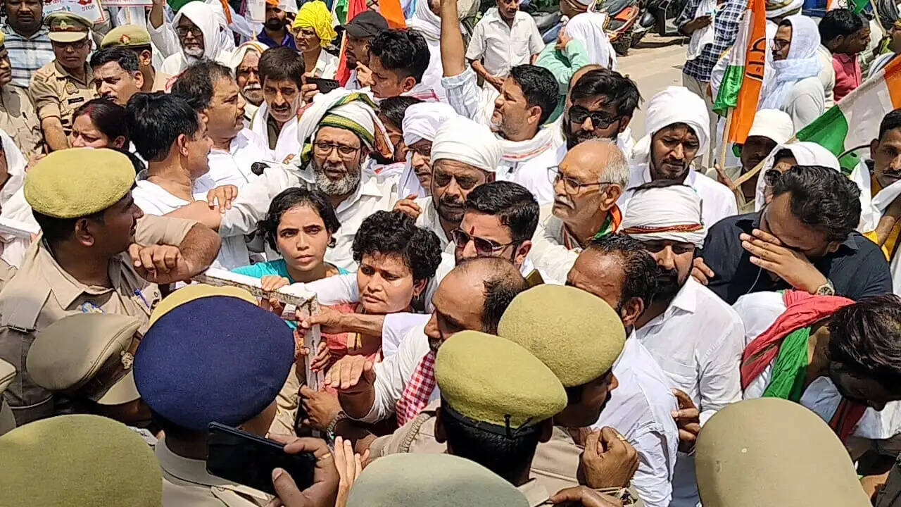 वाराणसी में महिला उत्पीड़न और बलात्कार की घटनाओं के खिलाफ सर्वदलीय प्रतिरोध मार्च