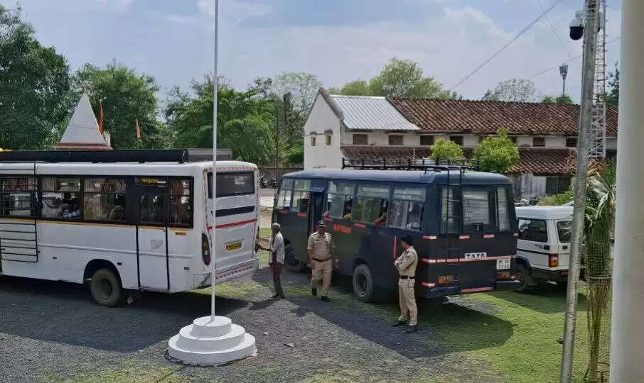 दमोह : 150 से अधिक गिरफ्तार, बसों में भरकर आरोपितों को न्यायालय ले गयी पुलिस