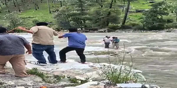 मणिकर्ण घाटी में पार्वती नदी के बीच फंसे तीन पर्यटक, रेस्क्यू टीम ने सुरक्षित निकाला