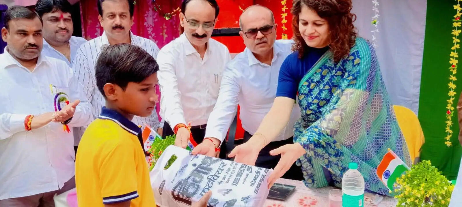 स्वतंत्रता दिवस पर जिलाधिकारी ने ध्वजारोहण कर अनाथालय के बच्चों में वितरित किए फल और उपहार