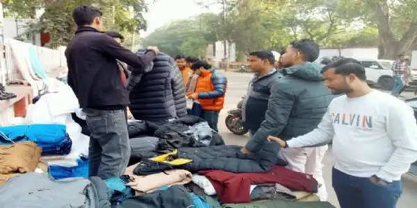 कंपकंपी से छुटकारा पाने को गर्म कपड़ों का धंधा गुलजार