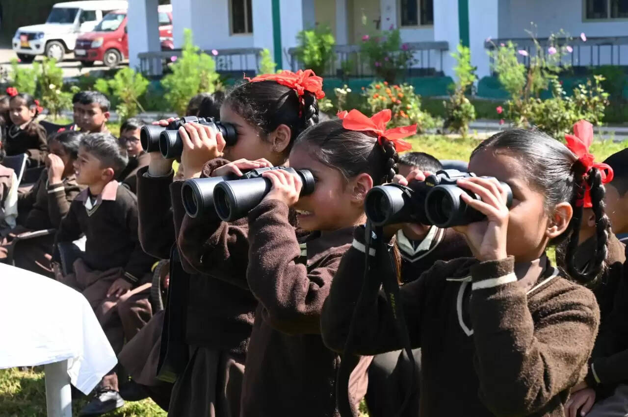 प्रकृति के सान्निध्य में बच्चों ने समझा पक्षियों की पहचान करना