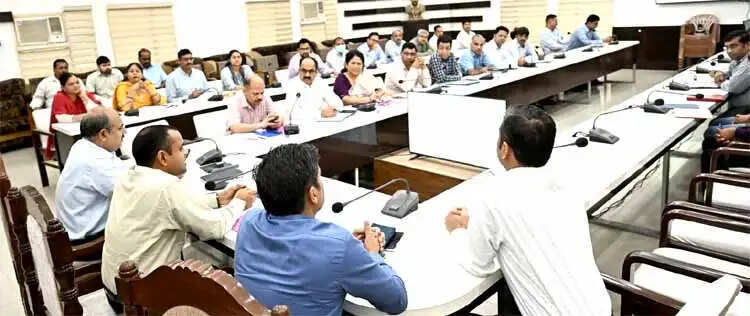जिला योजना की धनराशि शत-प्रतिशत खर्च करें अधिकारी, मुख्यमंत्री घोषणाओं को दें प्राथमिकता