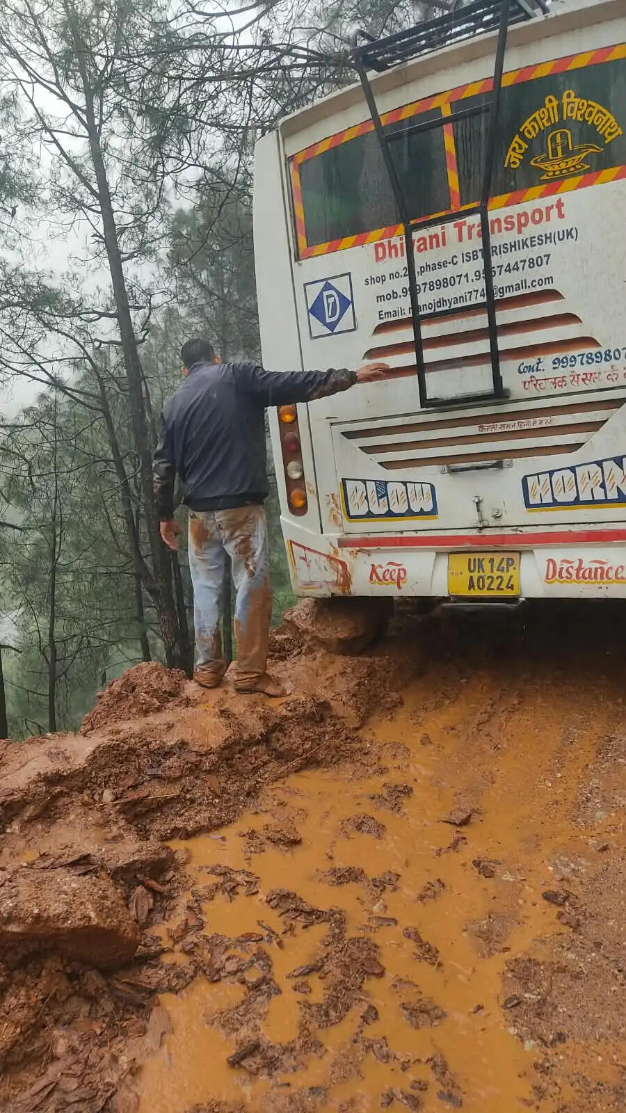 भूस्खलन की चपेट में आई बस, तीन घंटे तक फंसे रहे यात्री