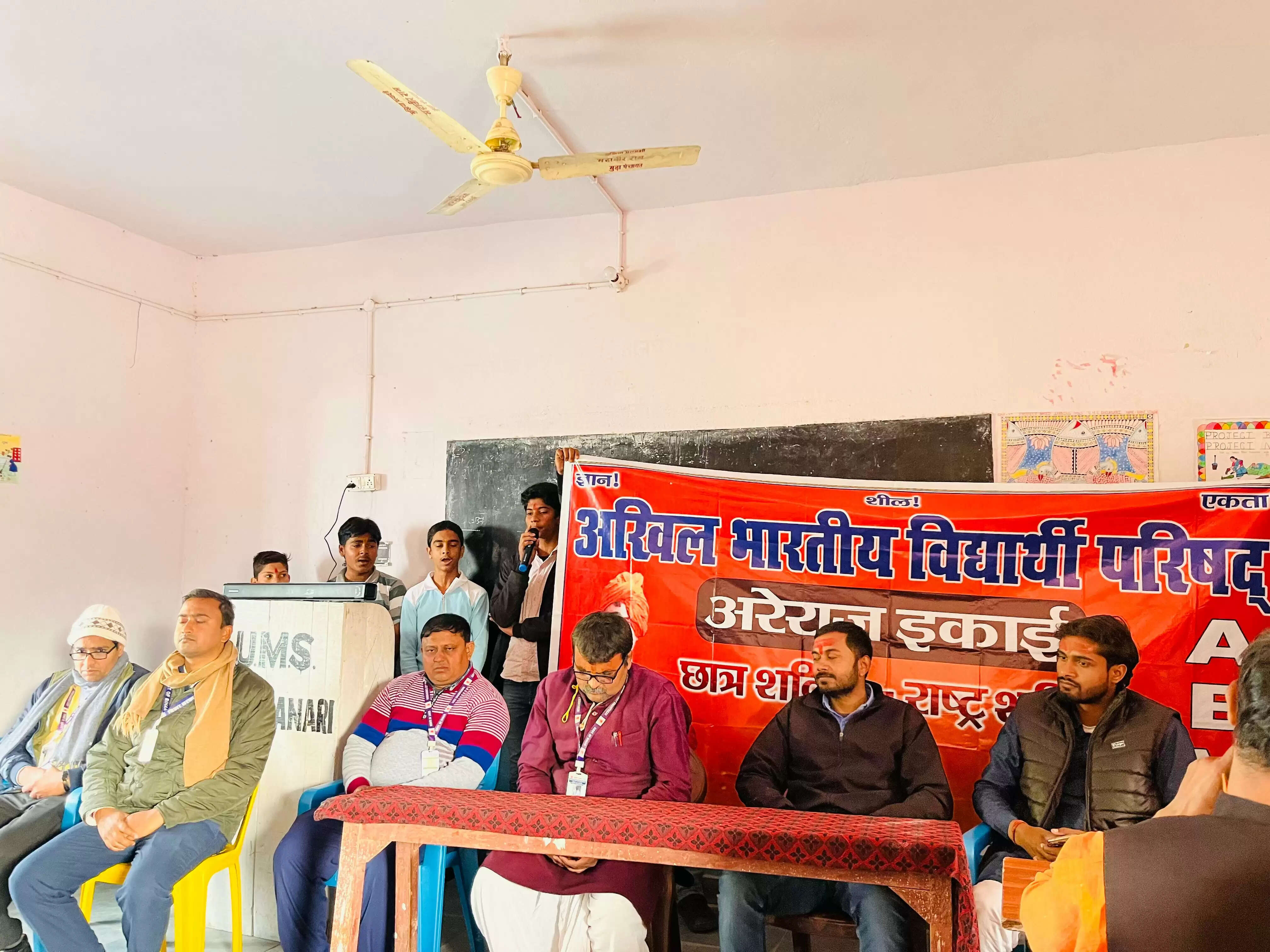 एबीवीपी ने मकर संक्रांति पर स्कूली बच्चों के बीच बांटा लाई व तिलकुट