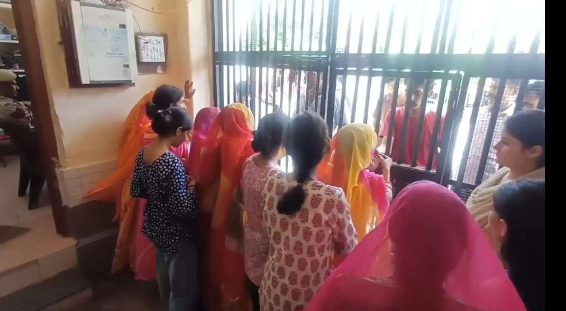 राजसमंद जिला कारागृह में बहनों ने भाइयों की कलाई पर बांधी राखी