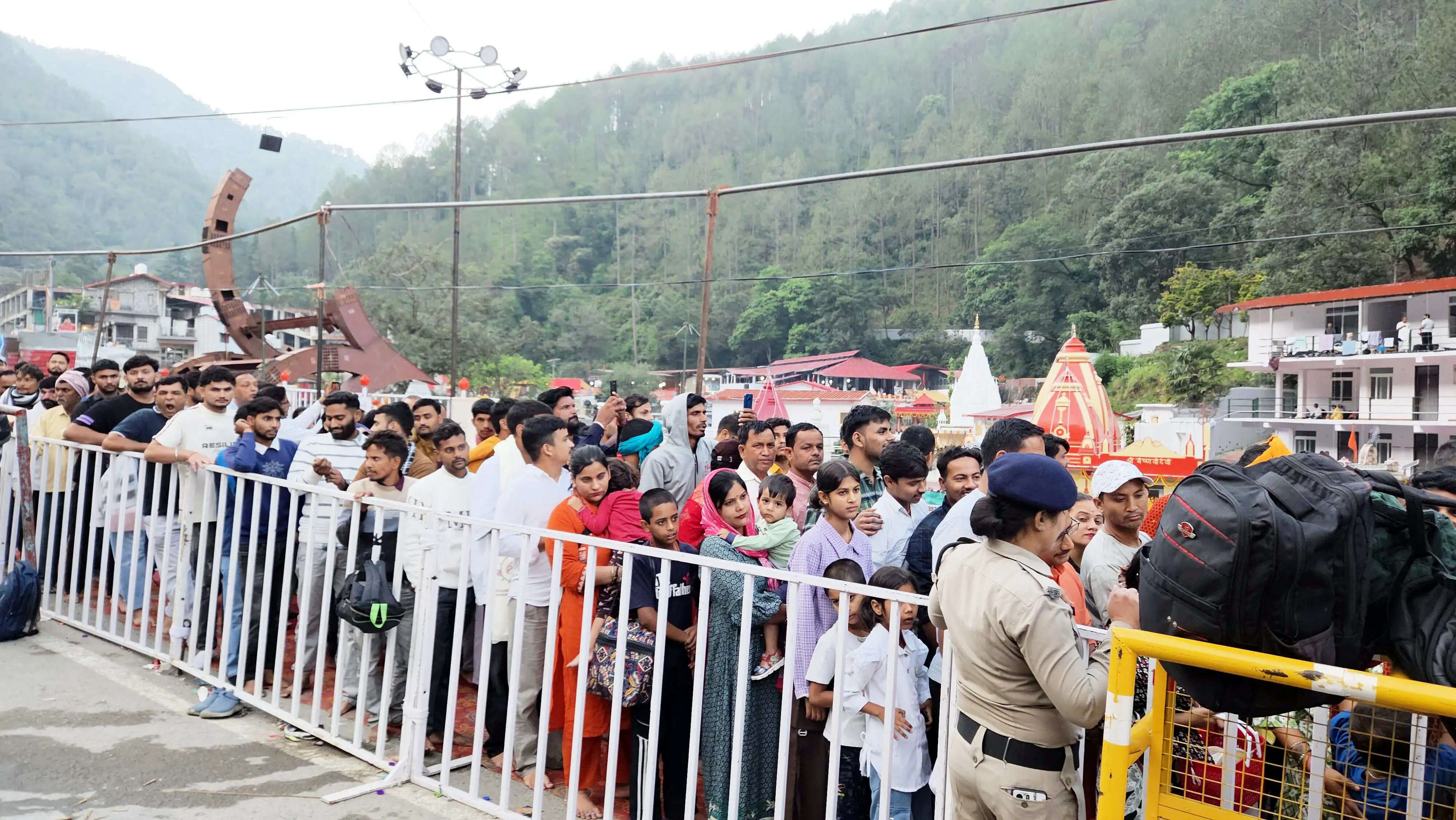 कैंची धाम में स्थापना दिवस पर हजारों श्रद्धालुओं ने किए बाबा नीब करौरी महाराज के दर्शन