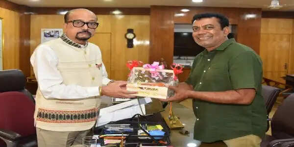राज्यपाल डेका को जगदलपुर के ट्री मैन ने भेंट की मियाजाकी आम
