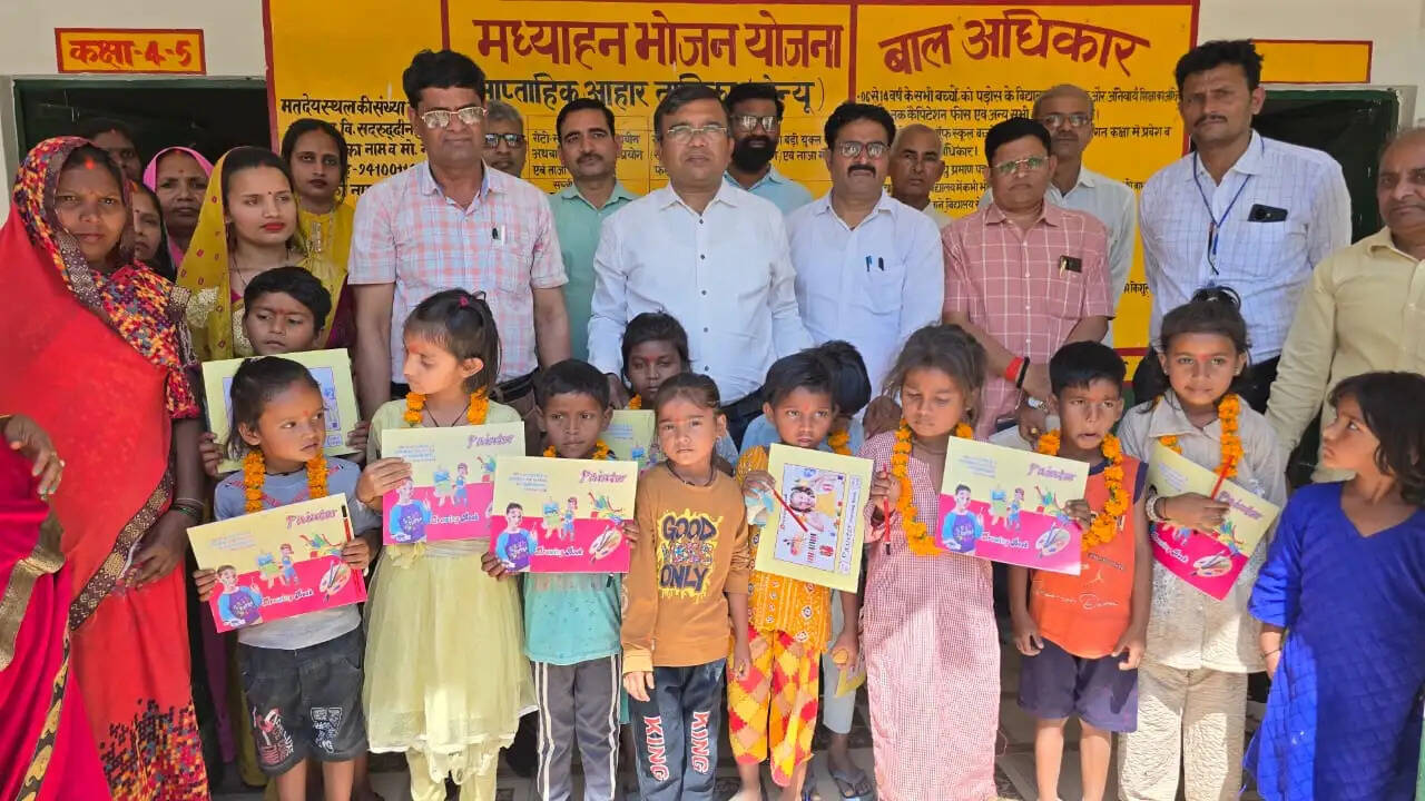 स्कूल चलो अभियान का शुभारंभ, बीएसए ने घर-घर जाकर कराया नामांकन