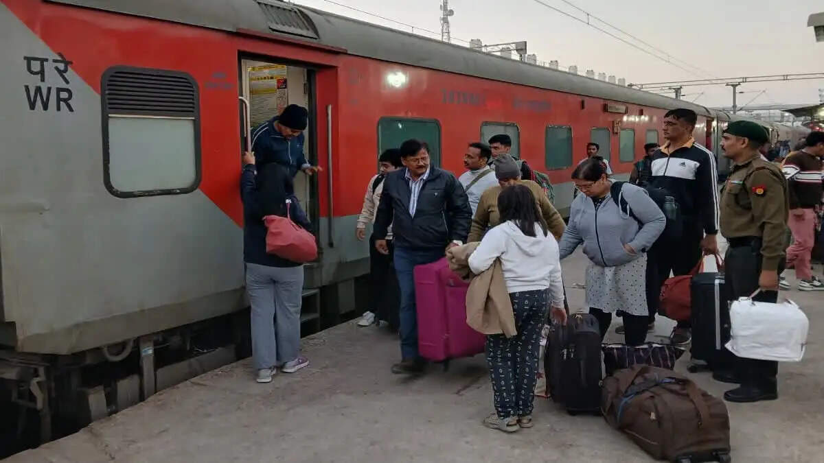 होली पर यात्रियों को राहत, घर जाना होगा आसान