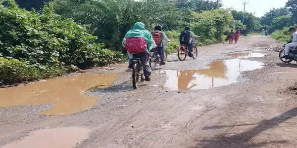 धमतरी : सोरिद-बागतराई मार्ग सालों से जर्जर, बारिश में बढ़ी मुसीबत