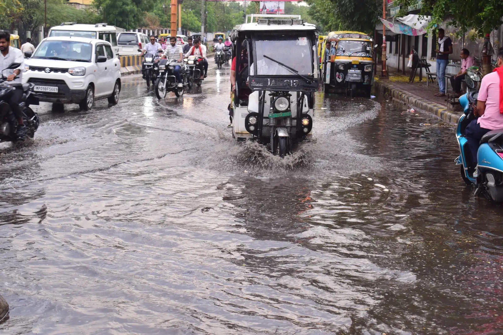 झमाझम बारिश से मौसम हुआ सुहाना, गर्मी की तपिश से&nbsp;मिली राहत