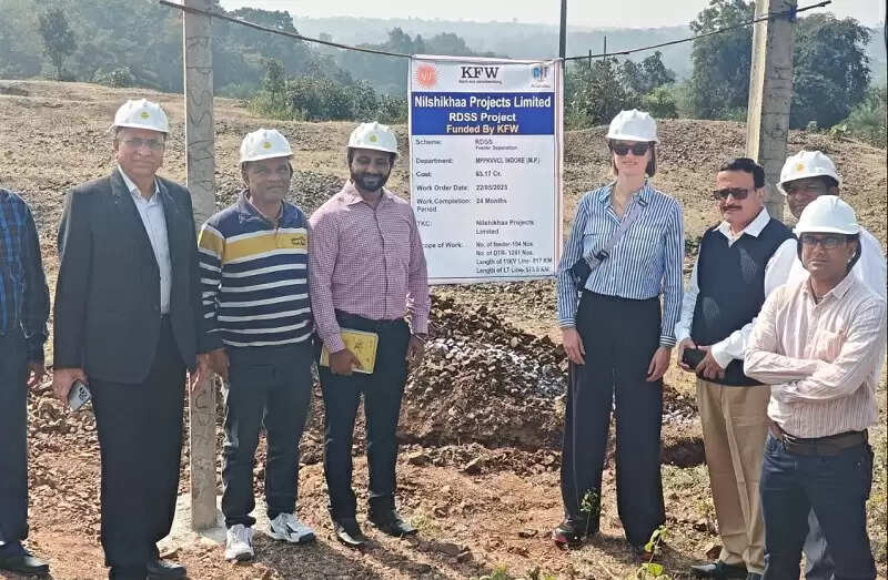 मप्र के दौरे पर आए जर्मनी के दल ने धार जिले में देखा फीडर सेपरेशन कार्य