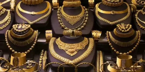 सर्राफा बाजार में 1.07 लाख के पार पहुंचा सोना, चांदी की कीमत में मामूली गिरावट