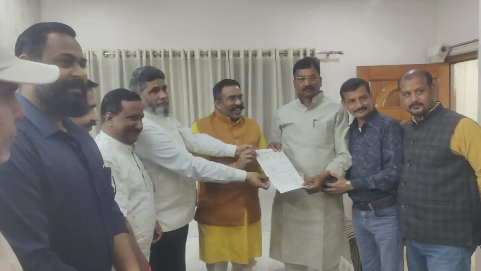 'ऑनलाइन' से प्रभावित हो रहा है व्यापार, व्यापारियों ने सांसद को सौंपा ज्ञापन