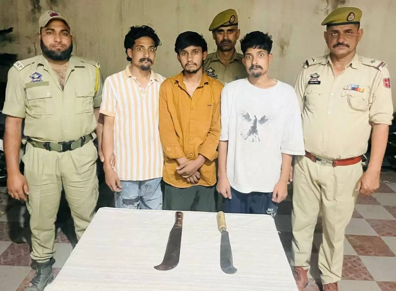 धारदार हथियारों के साथ 03 अपराधी गिरफ्तार, मामला दर्ज