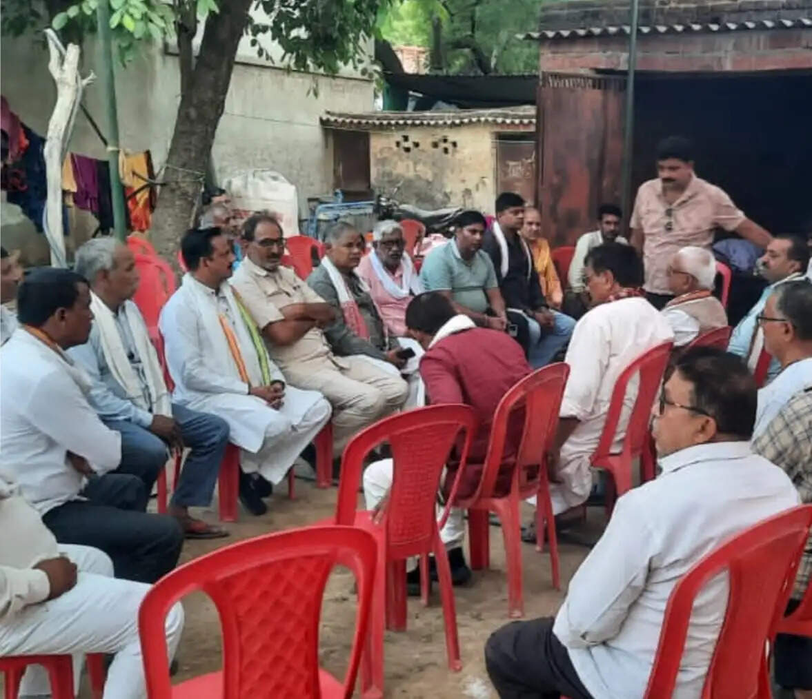 मीरजापुर के ड्रमंडगंज हादसे के पीड़ित परिवारों से मिले कांग्रेस नेता, हाईवे की डिजाइन सुधारने की मांग