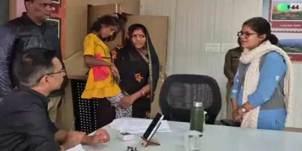 दमोह-प्रशासन की संवेदनशील पहल बनी सहारा, सेरेब्रल पाल्सी पीड़ित राधिका के परिवार को मिली उम्मीद