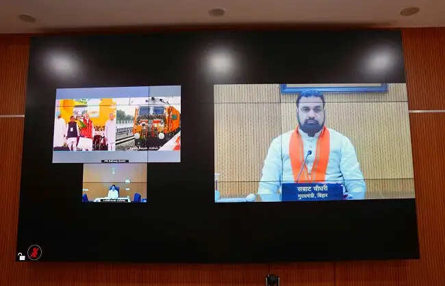 देशभर के 75 पुनर्विकसित रेलवे स्टेशनों के उद्घाटन समारोह में वीडियो कॉन्फ्रेंसिंग के माध्यम से जुड़े सम्राट चौधरी