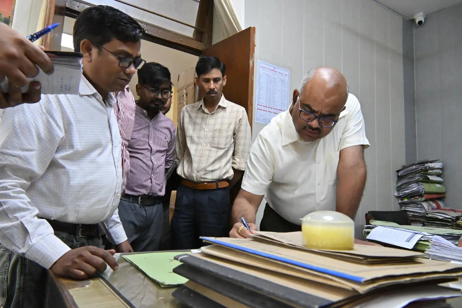उपायुक्त उद्योग कार्यालय में अनुपस्थित छह कर्मचारियाें का काटा जाए एक दिन का वेतन : जितेंद्र प्रताप सिंह