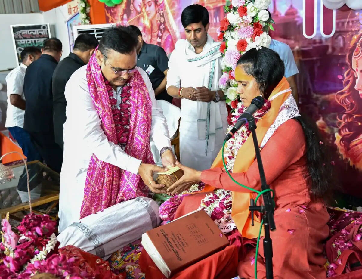 मुख्यमंत्री ने किया श्रीमद्भागवत कथा का श्रवण, संस्कृति-संस्कारों से जुड़ने का दिया संदेश