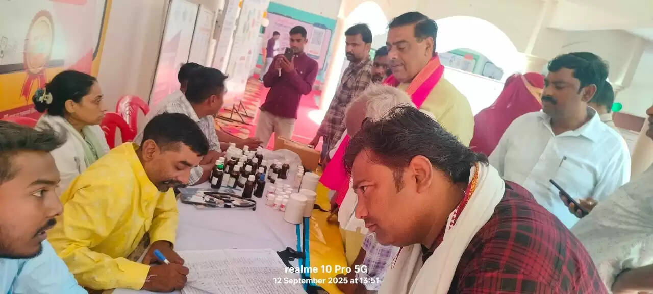 योग वैलनेस सेंटर में स्वास्थ्य जागरूकता कार्यक्रम, विद्यार्थियों और ग्रामीणों को दिए टिप्स