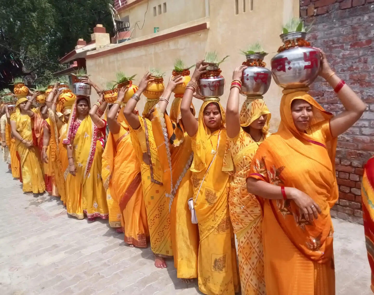 मोहनसराय में गायत्री परिवार के सदस्यों ने मनमोहक झांकियों के साथ निकाली मंगल कलश यात्रा