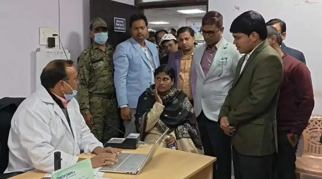 मरीज बनकर उप विकास आयुक्त पहुंचे सदर अस्पताल, लिया जायजा