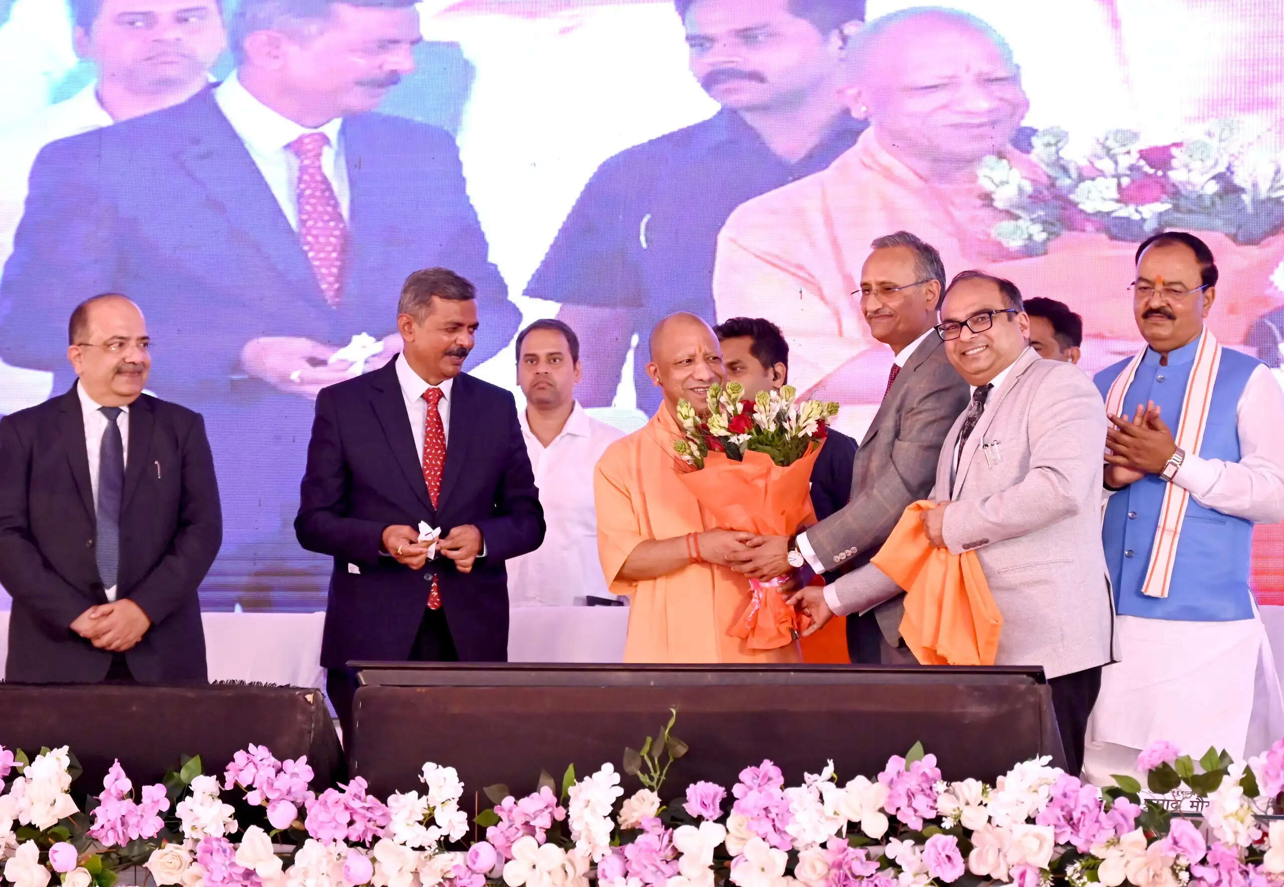 संगमनगरी में मुख्यमंत्री योगी ने की बड़ी घोषणा—प्रदेश के सक्रिय वकीलों को मिलेगी 5 लाख रुपये तक का कैशलेस इलाज की सुविधा