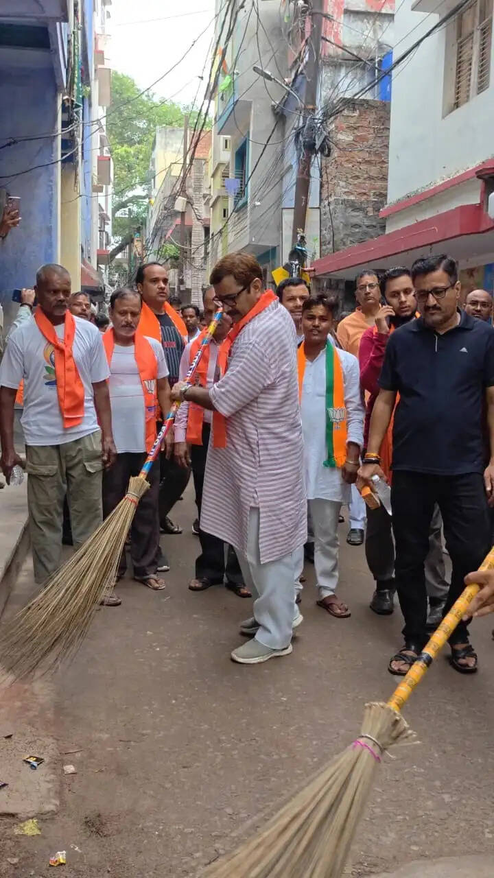 वाराणसी : विधायक डॉ नीलकंठ तिवारी ने किया वार्ड कमलगड़हा में प्रवास, सुनीं समस्याएं
