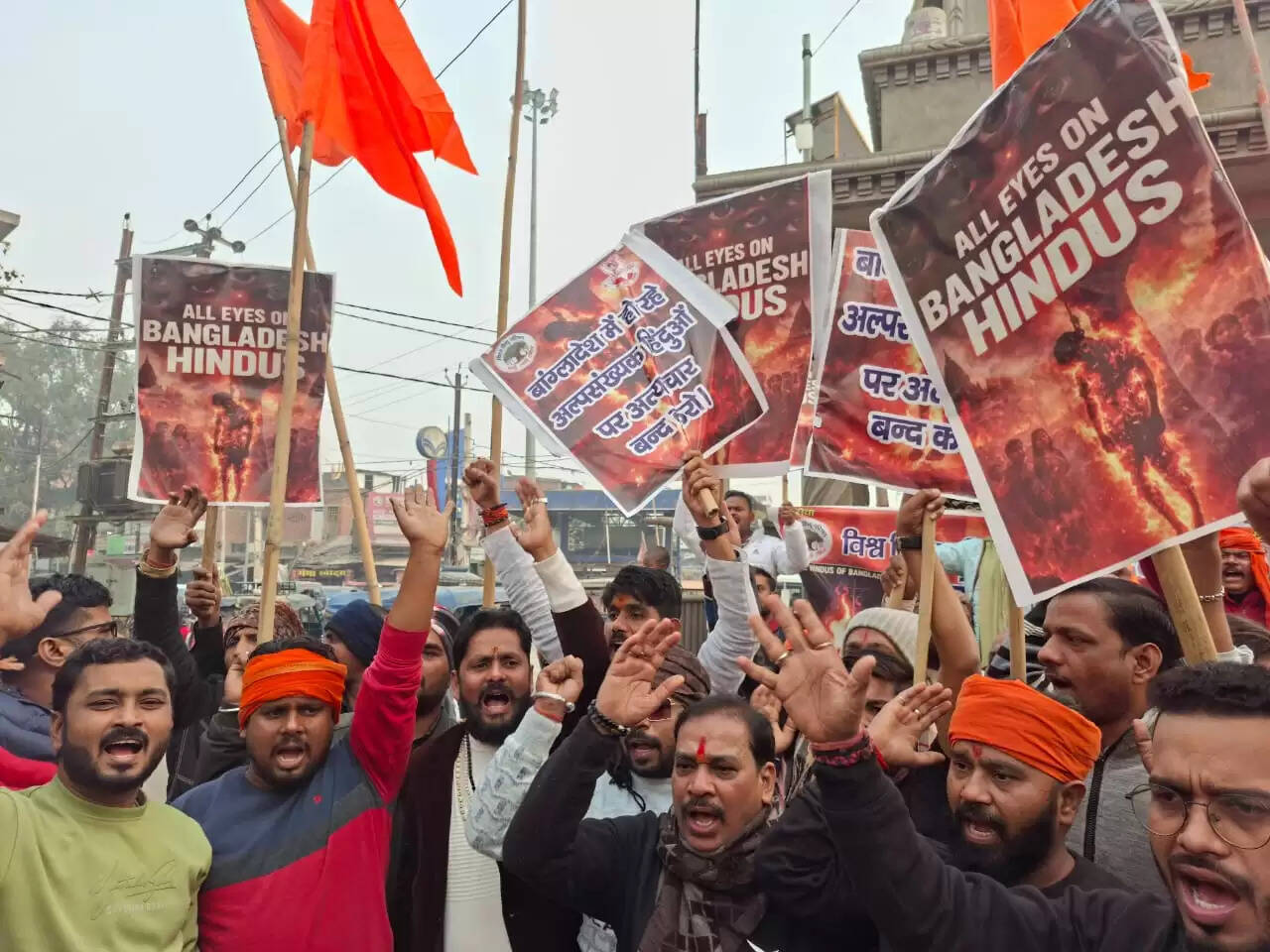 बांग्लादेश में अल्पसंख्यकों पर हो रहे सुनियोजित हमलों के विरोध में विहिप का प्रदर्शन