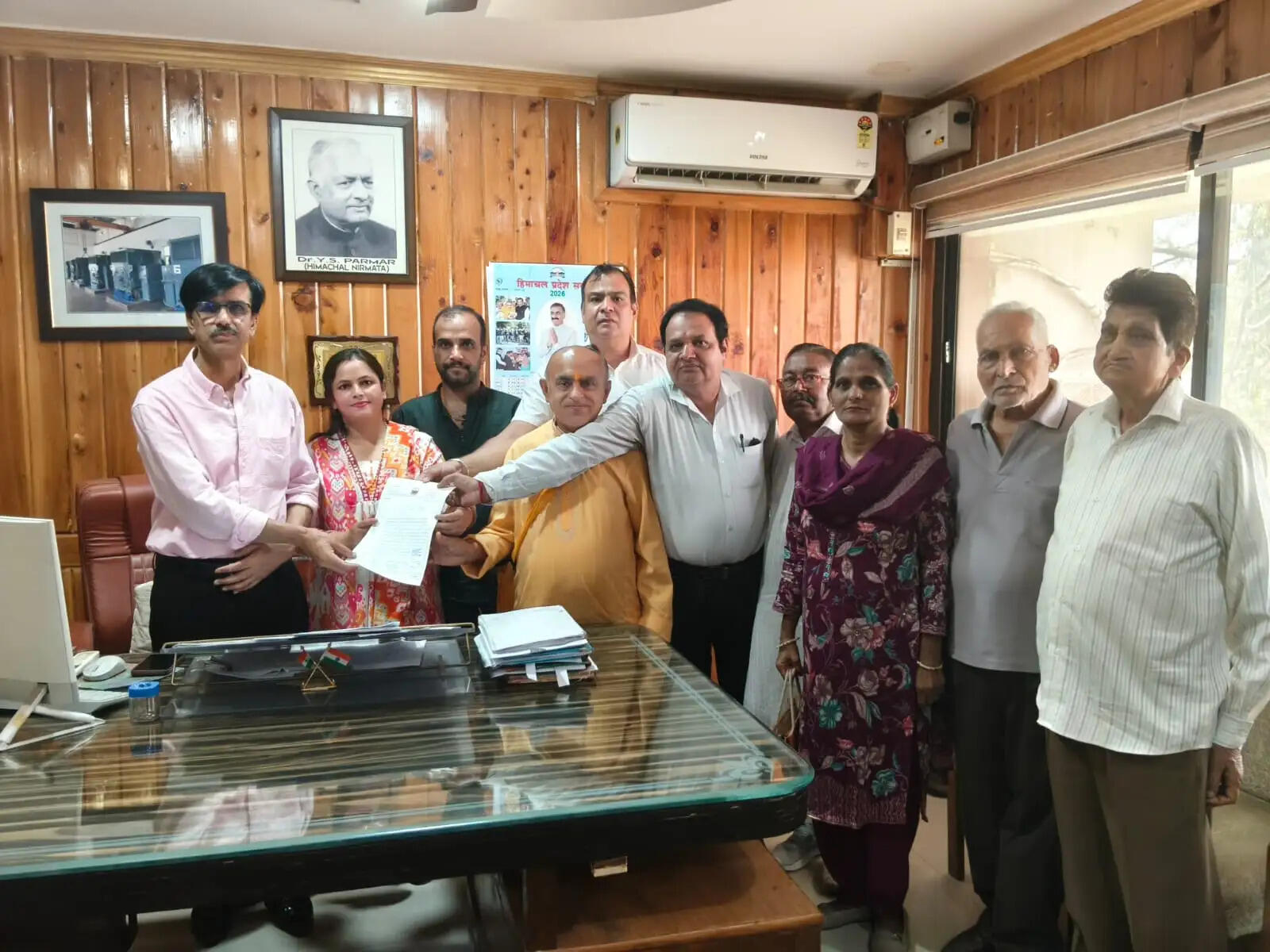 नाहन के&nbsp; वार्ड नंबर 5 में पानी की किल्लत पर भड़के लोग, पार्षद के नेतृत्व में सौंपा ज्ञापन