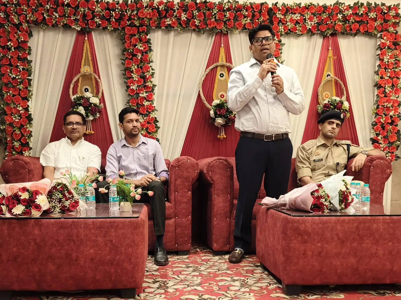 हमीरपुर : घनश्याम मीना को भावभीनी विदाई, अभिषेक गोयल ने संभाली कमान