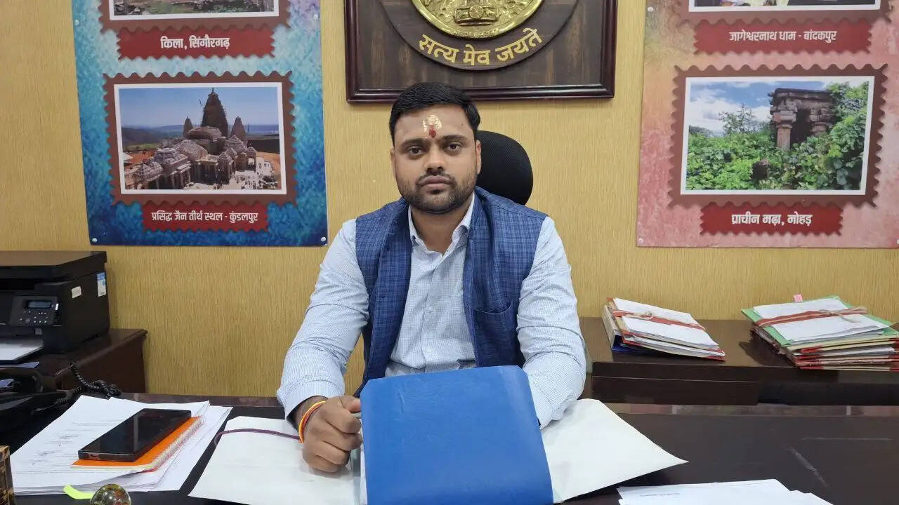 दमोह: जागेश्वरनाथ का आशीर्वाद लेकर अनिल राठौर ने संभाला जिला कलेक्टर का प्रभार