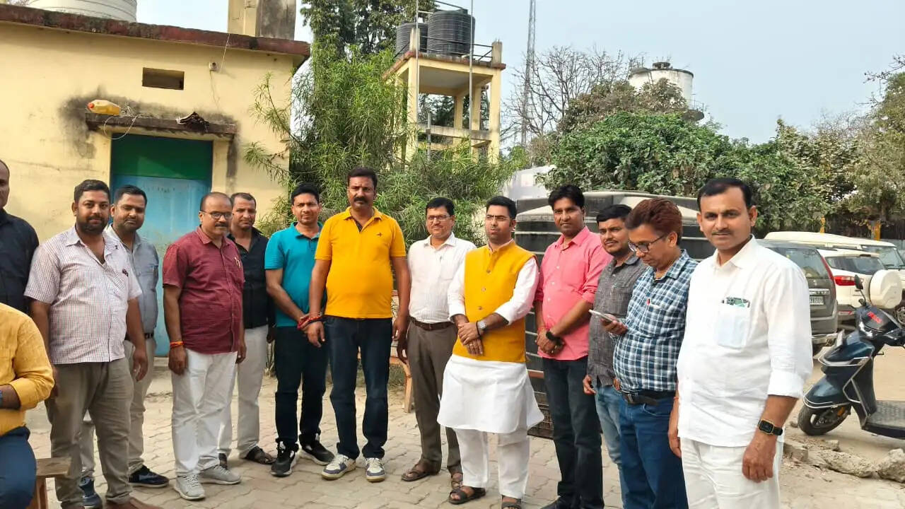 डॉ राहुल राज ने गोपालगंज जिले के विभिन्न विद्यालयों का भ्रमण कर शिक्षकों से किया संवाद