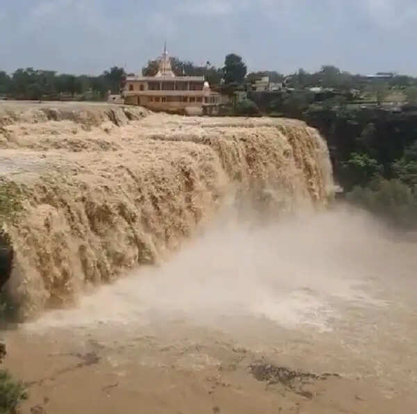 तीन दिन की बारिश से पहली बार पूरे वेग से बहा पवा झरना, सैलानियों में उत्साह