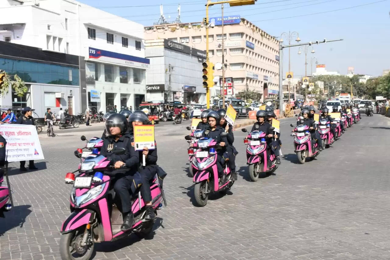 सड़क सुरक्षा अभियान: वाहन जागरूकता रैली को पुलिस कमिश्नर ने दिखाई हरी झंडी