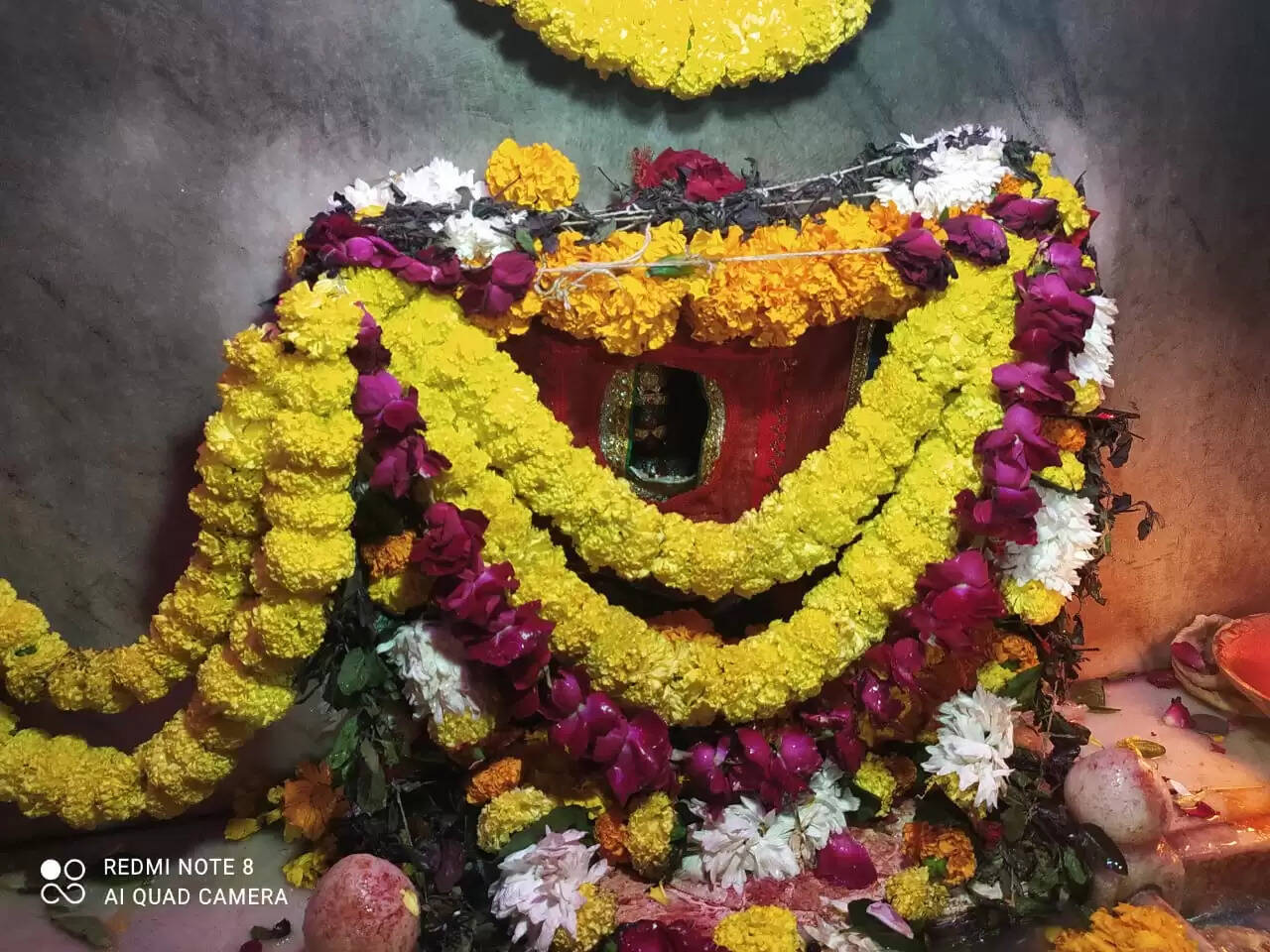 मां शीतला के चरणों में शीश झुकाने उमड़ी श्रद्धालुओं की भीड़