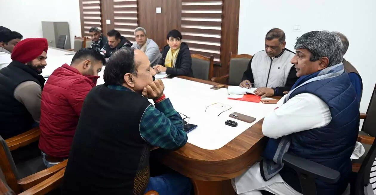 हिसार : सेक्टरों की समस्याओं पर मेयर ने किया एचएसवीपी अधिकारियों से मंथन