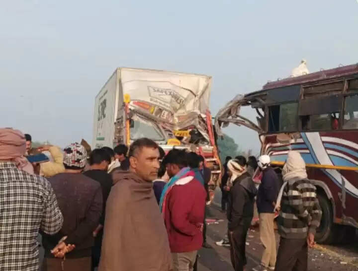 पूर्वांचल एक्सप्रेस वे पर तेज़ रफ़्तार कंटेनर ने बस में मारी टक्कर, किशोर की मौत, छह घायल